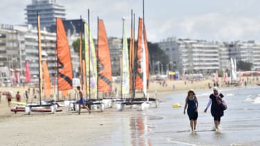 Les professionnels, qui emploient 30 à 50 permanents et 500 saisonniers, dénoncent eux une "privatisation" de la plage.