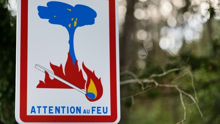 Dans les Bouches-du-Rhône, département le plus exposé au risque feu de forêt en France métropolitaine selon la préfecture, 14 massifs forestiers sur 26 ont été fermés, avec "interdiction stricte" d'y pénétrer
