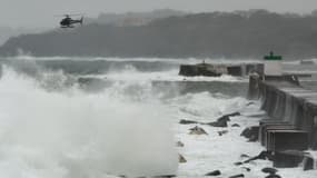 Un hélicoptère de la gendarmerie recherche deux marins disparus après l'échouage de leur bateau, à Ciboure, dans les Pyrénées-Atlantiques, le 22 décembre 2023.