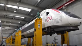 Une rame de TGV levée pour inspection dans le Technicentre Est Européen de la SNCF en juin 2024