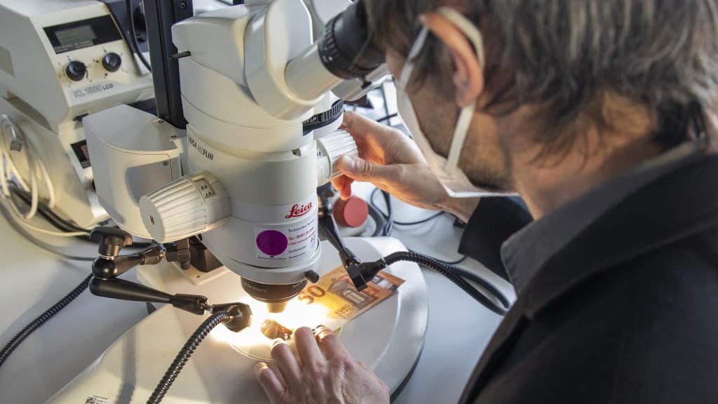 Un microscope permet de vérifier l'authenticité d'un billet. Un microscope permet de vérifier l'authenticité d'un billet.
