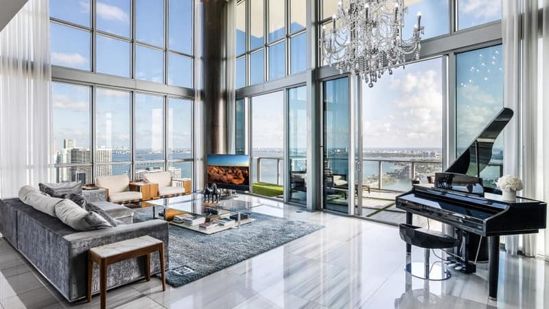 Situé dans le Marquis Residence, un gratte-ciel avec vue sur la baie de Miami, le penthouse de 650m² dispose d'un accès à une plage privée.