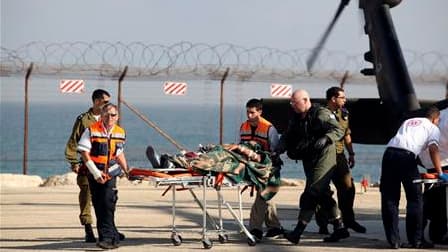 Militant propalestinien évacué vers un hôpital de Haïfa. Des commandos de la marine israélienne ont pris d'assaut lundi matin la flottille transportant de l'aide humanitaire à destination de la bande de Gaza, faisant plus de dix morts dans les rangs des m