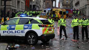 Des policiers à Liverpool le 26 mai 2025 après qu'une voiture a foncé sur la foule lors d'une parade