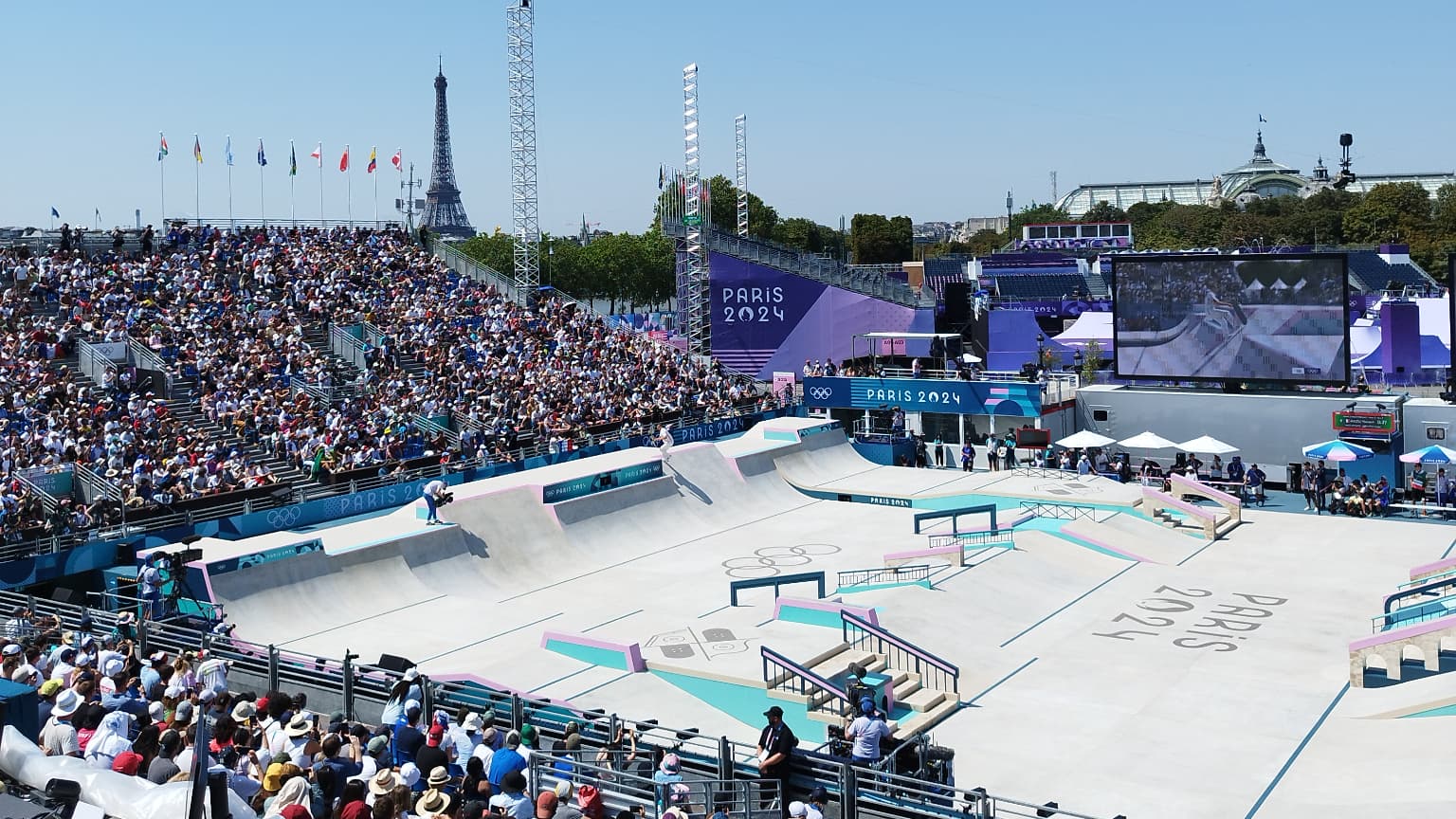 Les tribunes des épreuves de skateboard à la Concorde, sans aucune zone d'ombre (le 29/07/2024)