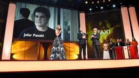 Le cinéaste Jafar Panahi, sous le coup d'une interdiction de voyager à l'étranger, n'a pas pu venir recevoir son prix à Berlin.