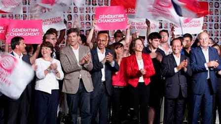 Harlem Désir entouré des six candidats à la primaire socialiste Manuel Walls, Martine Aubry, Arnaud Montebourg, Ségolène Royal, François Hollande et Jean-Michel Baylet (de gauche à droite). Le premier secrétaire par intérim du Parti socialiste a multiplié