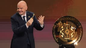 Gianni Infantino, président de la Fifa, avec le trophée de la Coupe du monde des clubs