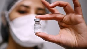 Une soignante manipule une fiole du vaccin Pfizer/BioNTech, le 6 janvier 2021 à Aulnay-sous-Bois (France)