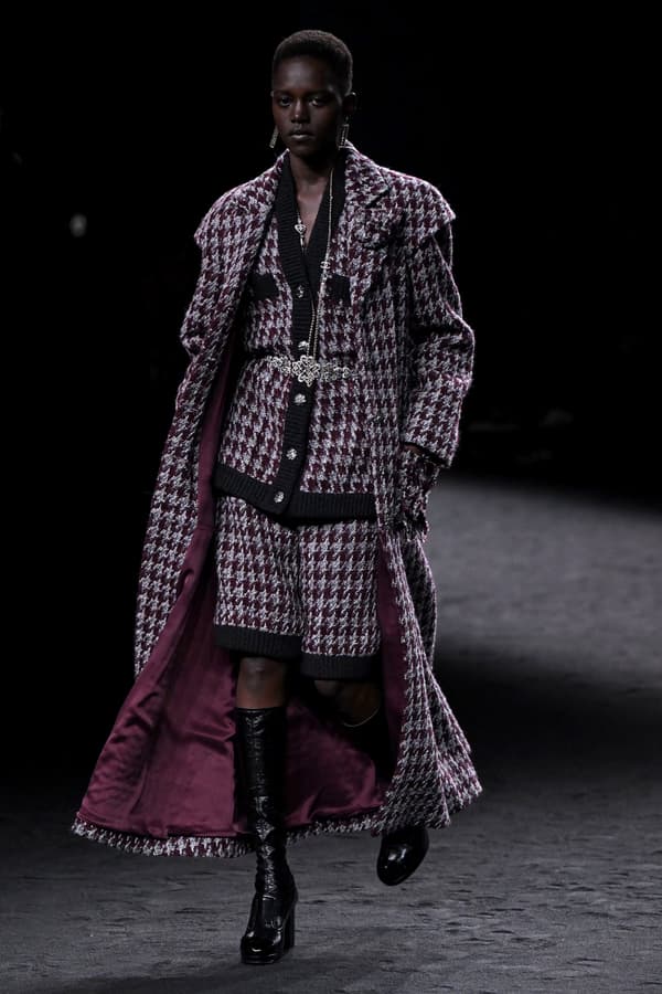 Du tweed, du lurex, lors de son défilé automne-hiver 2023 à la Fashion Week, Chanel a revisité tous ses intemporels.