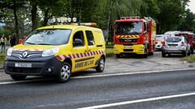 Des véhicules de l'armée de l'Air et de secours stationnés à Colombey-les-Belles, après une collision entre deux avions militaires Rafale, le 14 août 2024 en Meurthe-et-Moselle