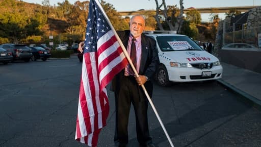 Johnny Nalbandian, candidat républicain à la Chambre des représentants, le 10 octobre 2018 à Glendale, en Californie Johnny Nalbandian, candidat républicain à la Chambre des représentants, le 10 octobre 2018 à Glendale, en Californie
