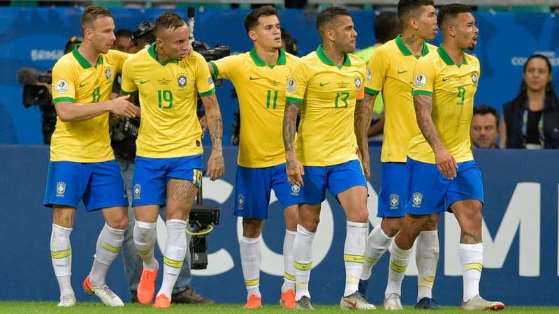 Les Brésiliens fêtent leur but.