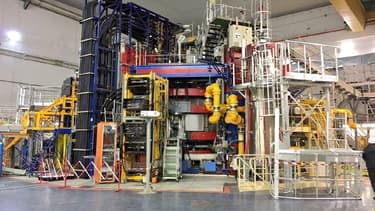 Vue générale du Tokamak West dans les locaux du CEA à Cadarache.