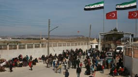 Environ 20.000 personnes ayant fui l'avancée des forces de Bachar al-Assad dans la province d'Alep sont bloquées du côté syrien de la frontière turque - Vendredi 5 février 2016