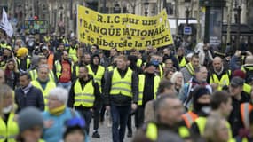 Des gilets jaunes manifestent sur les Champs-Elysées à Paris, le 2 mars 2019. 