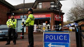 Des policiers se tiennent près du centre commercial The Maltings, à Salisbury en Angleterre, le 12 mars 2018.