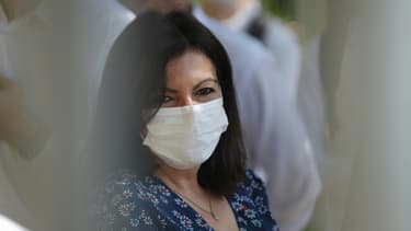 La maire de Paris Anne Hidalgo porte un masque de protection à l'ouverture de la 19e édition de "Paris-Plages", le 18 juillet 2020 au Bassin de la Villette à Paris