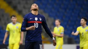 L'attaquant Kylian Mbappé, après son pénalty détourné par le gardien de but du Kazakhstan, lors du match de qualification au Mondial 2022, le 28 mars 2021 à Noursoultan