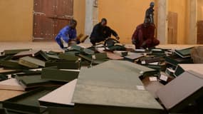 Des personnes fouillent parmi les manuscrits anciens du centre de documentation et de recherche Ahmed Baba de Tombouctou, le 29 janvier 2013. (Photo d'illustration) 