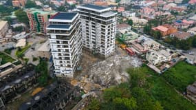 Cette vue aérienne prise le 2 novembre 2021 montre les décombres de l'immeuble de 21 étages qui s'est effondré à Ikoyi, à Lagos, le 1er novembre 2021