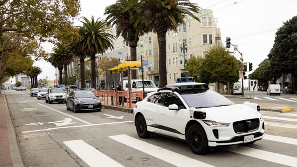 Une voiture autonome de Waymo prise en photo à San Francisco en novembre 2023