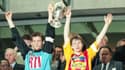 Mickaël Landreau soulève le trophée avec Reginald Becque (Calais), en 2000