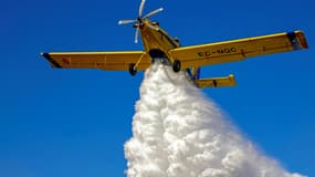 Un Canadair espagnol largue de l'eau sur un incendie dans la région des Troodos, à Chypre, le 4 juillet 2021