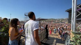 Des festivaliers présents à la 8e édition du Delta Festival à Marseille le 23 août 2023.