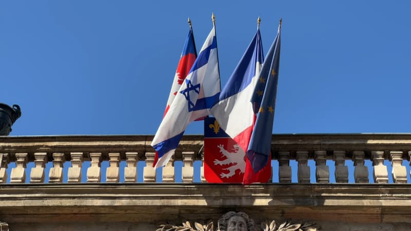 Le drapeau israélien sur le fronton de l'hôtel de ville de Lyon après les attaques du Hamas. 