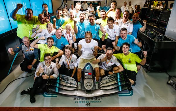 Lewis Hamilton and the Mercedes team, in Abu Dhabi on December 1, 2019