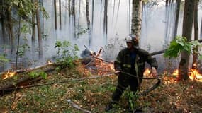 Pompier tentant d'éteindre le feu dans une forêt à Lukhovitsy, au sud-ouest de Moscou. La chaleur des feux qui ravagent la région de Briansk, qui avait été irradiée en 1986 par l'explosion de la centrale nucléaire de Tchernobyl, pourrait libérer des parti