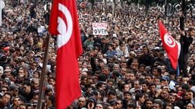 Manifestation le 14 janvier à Tunis, jour de la fuite du président Zine ben Ali. En à peine un mois, une explosion de rage et de révolte contre l'injustice et l'arbitraire, après le suicide d'un jeune chômeur désespéré, emportera Zine ben Ali. Dans le sil