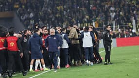 José Mourinho, la tête baissé, après son élimination en quart de finale de Coupe de Turquie avec le Fernbahçe devant le rival Galatasaray, mercredi 2 avril.