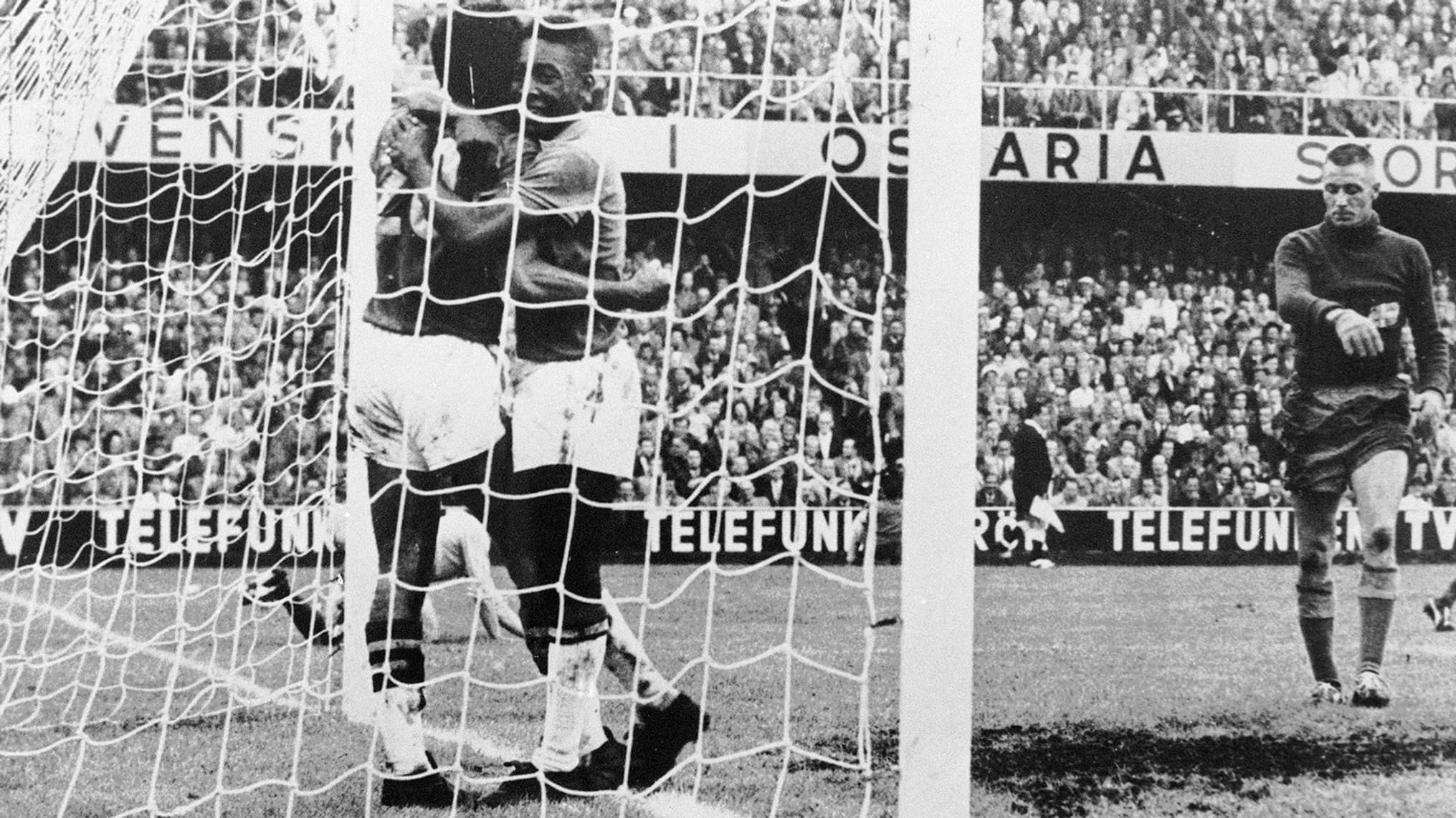 Le Brésilien Pelé (de face dans les buts) lors de la finale de la Coupe du monde 1958 Le Brésilien Pelé (de face dans les buts) lors de la finale de la Coupe du monde 1958