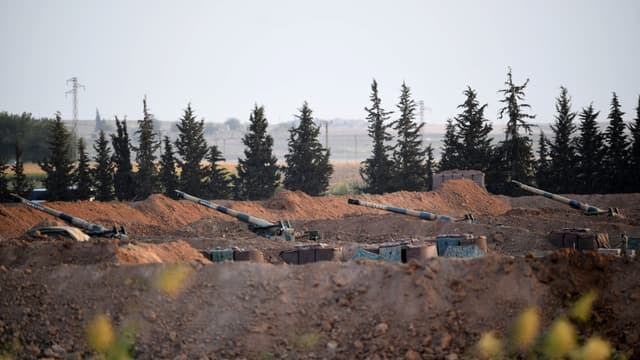 Des véhicules d'artillerie turcs postés à la frontière avec la Syrie, le 8 octobre, la veille de l'offensive lancée contre la milice kurde du YPG