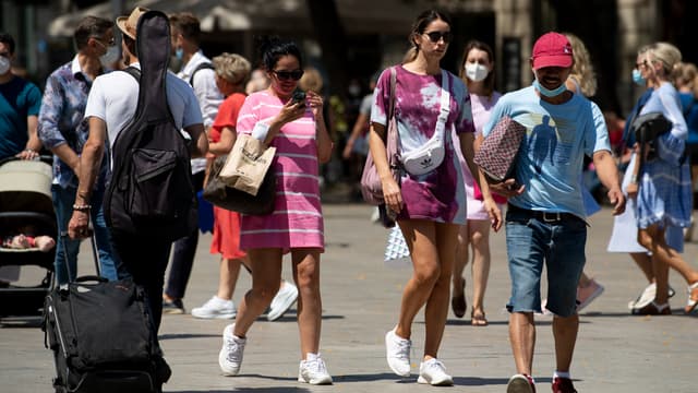 Des passants dans les rues de Barcelone (Espagne), le 26 juin 2021.