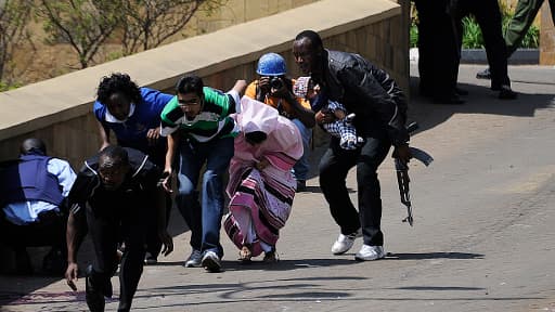 Des otages exfiltrés par des militaires kenyans, samedi 21 septembre 2013, à Nairobi, au Kenya.