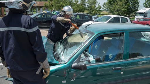 Des sapeurs pompiers présentent aux automobilistes une reconstitution d'accident, le 29 juin 2012 sur l'aire de Mâcon Saint Albain sur l'autoroute A6.