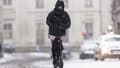 Une personne fait de la trottinette sous la neige à Lille, le 17 janvier 2024