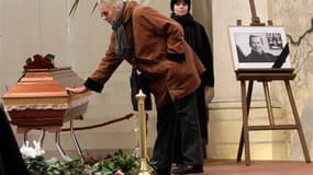 Une femme se recueille devant le cercueil de Vaclav Havel, ex-président tchèque et héros de la "révolution de velours, mort dimanche et dont la dépouille repose dans une ancienne église de Prague qu'il avait convertie en centre culturel. /Photo prise le 1