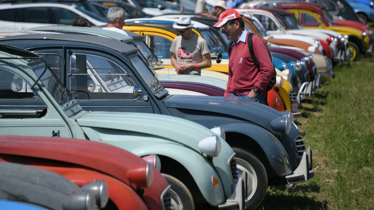 Imaginé avant la seconde guerre mondiale par Citroën, caché par les ingénieurs pour échapper à l'Allemagne nazie, le projet a été mené à bien après-guerre. Imaginé avant la seconde guerre mondiale par Citroën, caché par les ingénieurs pour échapper à l'Allemagne nazie, le projet a été mené à bien après-guerre.