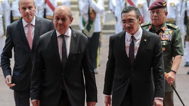 Jean-Yves Le Drian et son homologue malaisien Hishammuddin Hussein.