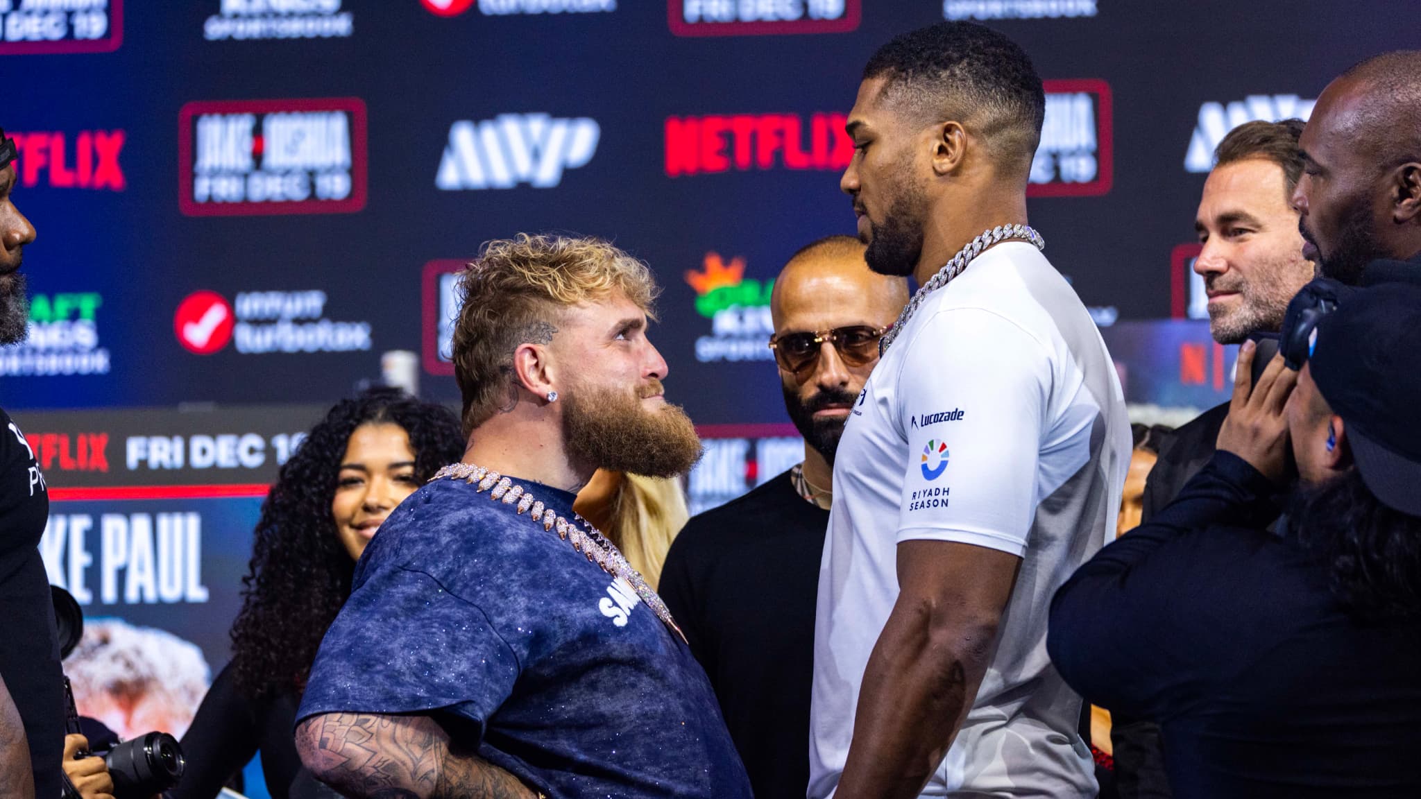 https://images.bfmtv.com/y6QopvWh2BlOAbbq1h4hz9DgS-I=/0x0:2048x1152/images/Jake-Paul-et-Anthony-Joshua-2203436.jpg