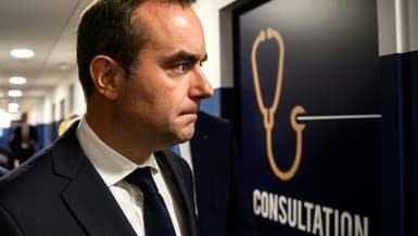 Le nouveau Premier ministre, Sébastien Lecornu, visite le centre de santé départemental de Mâcon, dans le centre-est de la France, le 13 septembre 2025