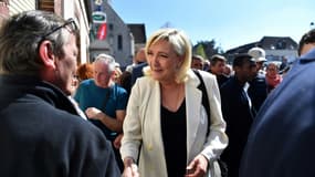 Marine Le Pen, candidate RN à l'élection présidentielle, en visite dans la petite bourgade de Saint Rémy-sur-Avre, en Eure-et-Loir, le 16 avril 2022 