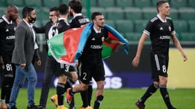 Gara Garayev (FK Qarabag) avec un drapeau de l'Azerbaïdjan, à Varsovie le 1er octobre 2020