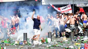 Samedi, supporters anglais et russes se sont affrontés sur le Vieux-Port de Marseille.