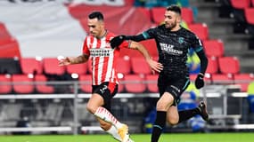 Ahmed Touba (à droite) au duel avec l'attaquant israélien du PSV Eindhoven Eran Zahavin (à gauche) le 23 janvier 2021.