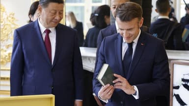 Xi Jinping et Emmanuel Macron échangent des cadeaux diplomatiques à l'Élysée, à Paris, lors de la visite d'État du président chinois en France le 6 mai 2024